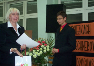 Dyrektor szkoły Jolanta Swiryd wręcza nagrodę Pawłowi Kakowi